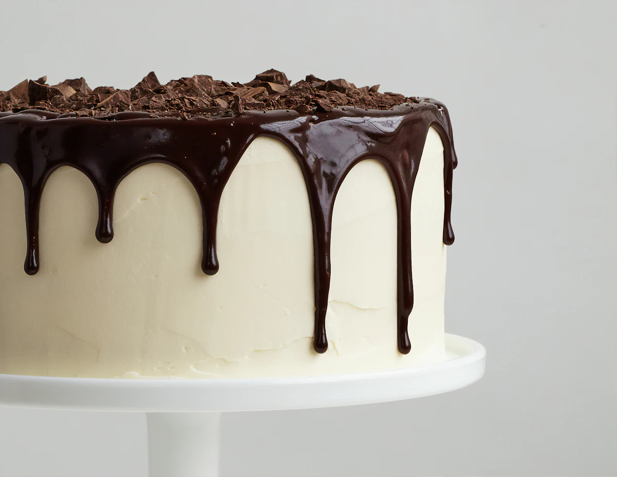 Torte mit Schokoladen-Drip auf einer Tortenplatte